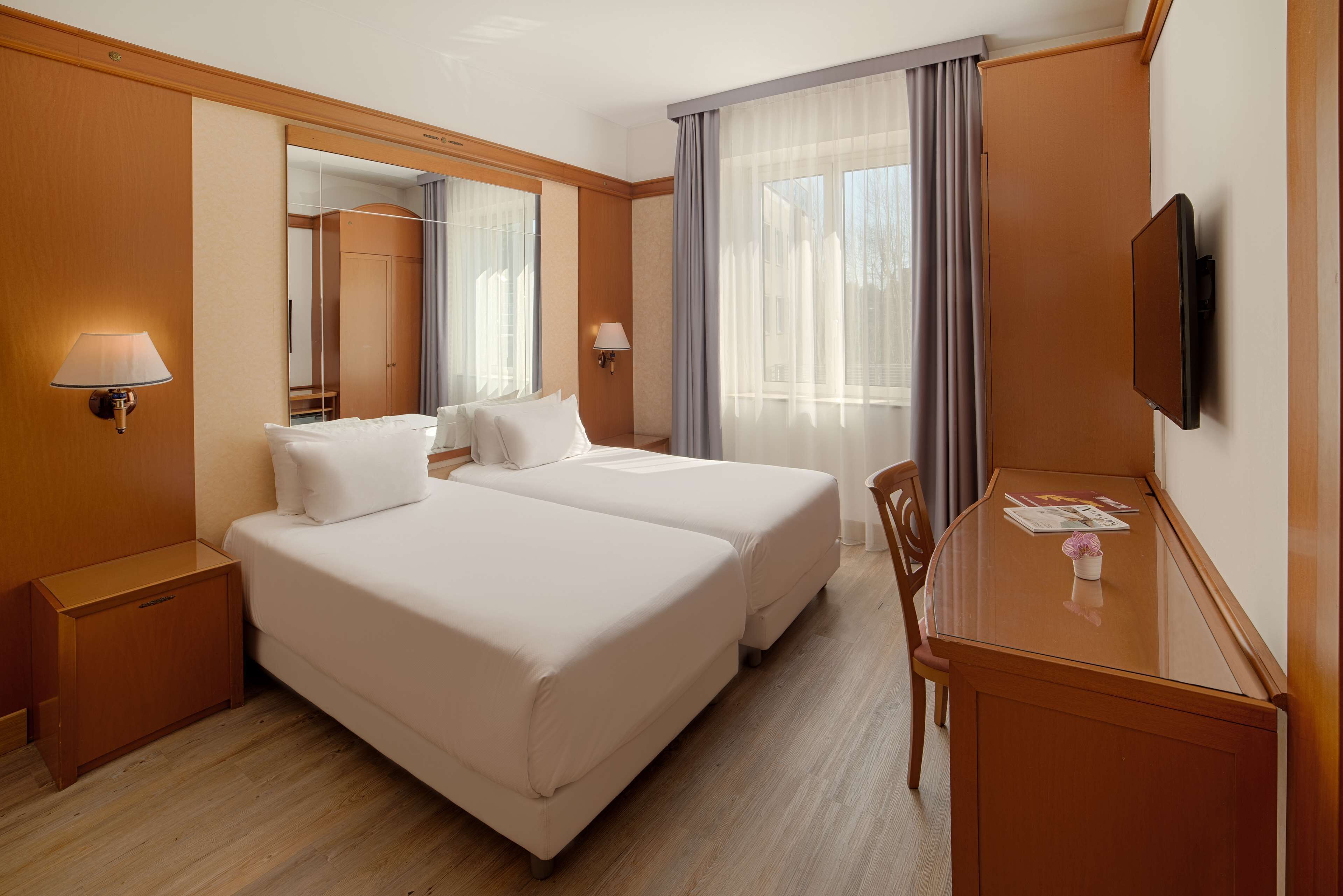 standard room | premium bedding, minibar, in-room safe, desk