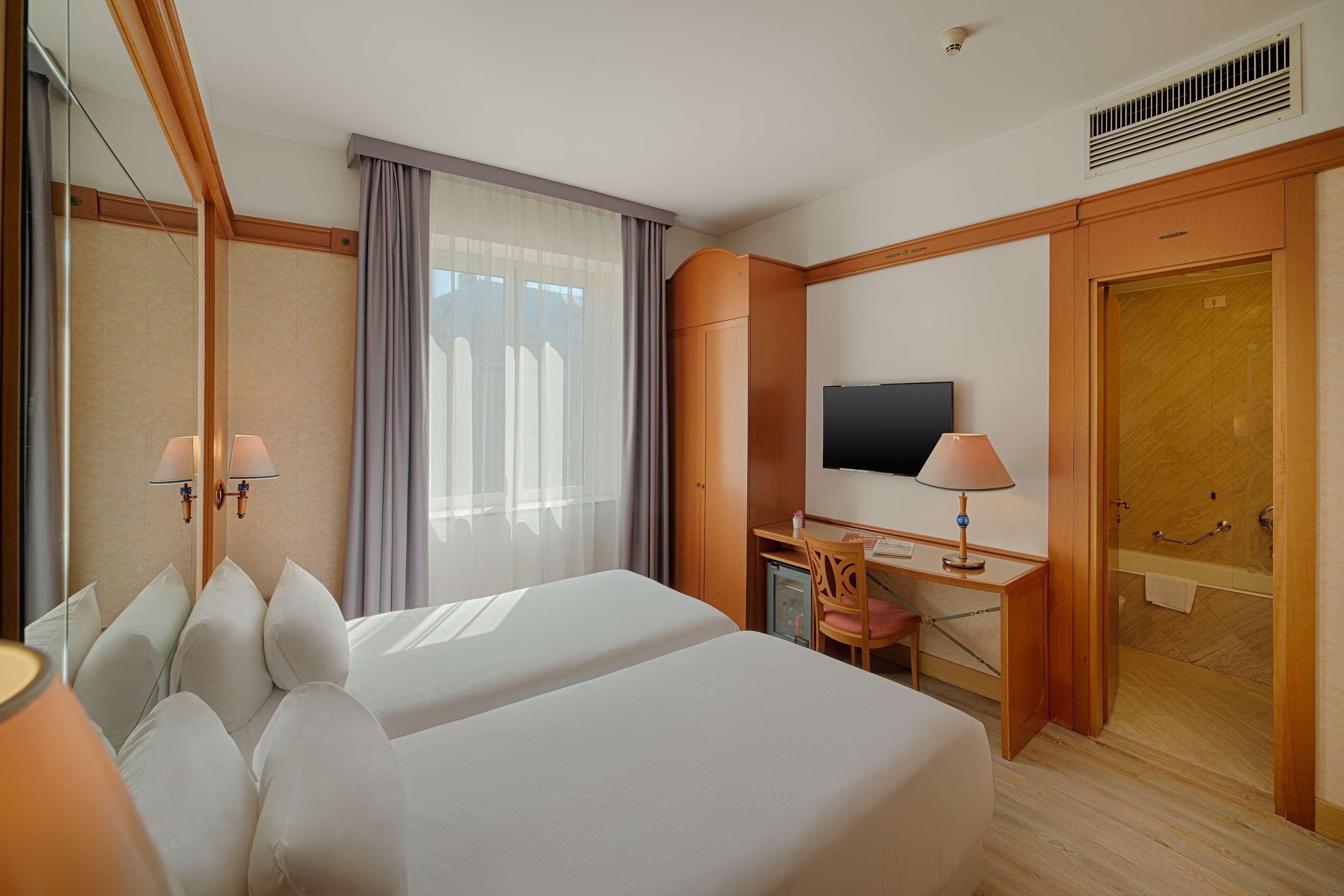 standard room | premium bedding, minibar, in-room safe, desk