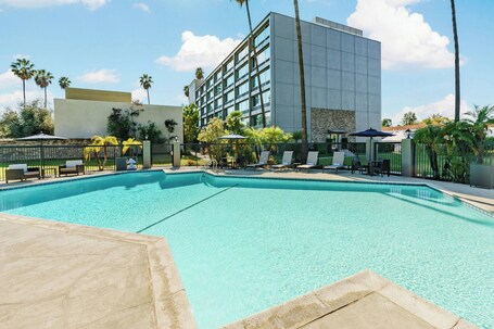 Courtyard by Marriott Los Angeles Woodland Hills - view 3