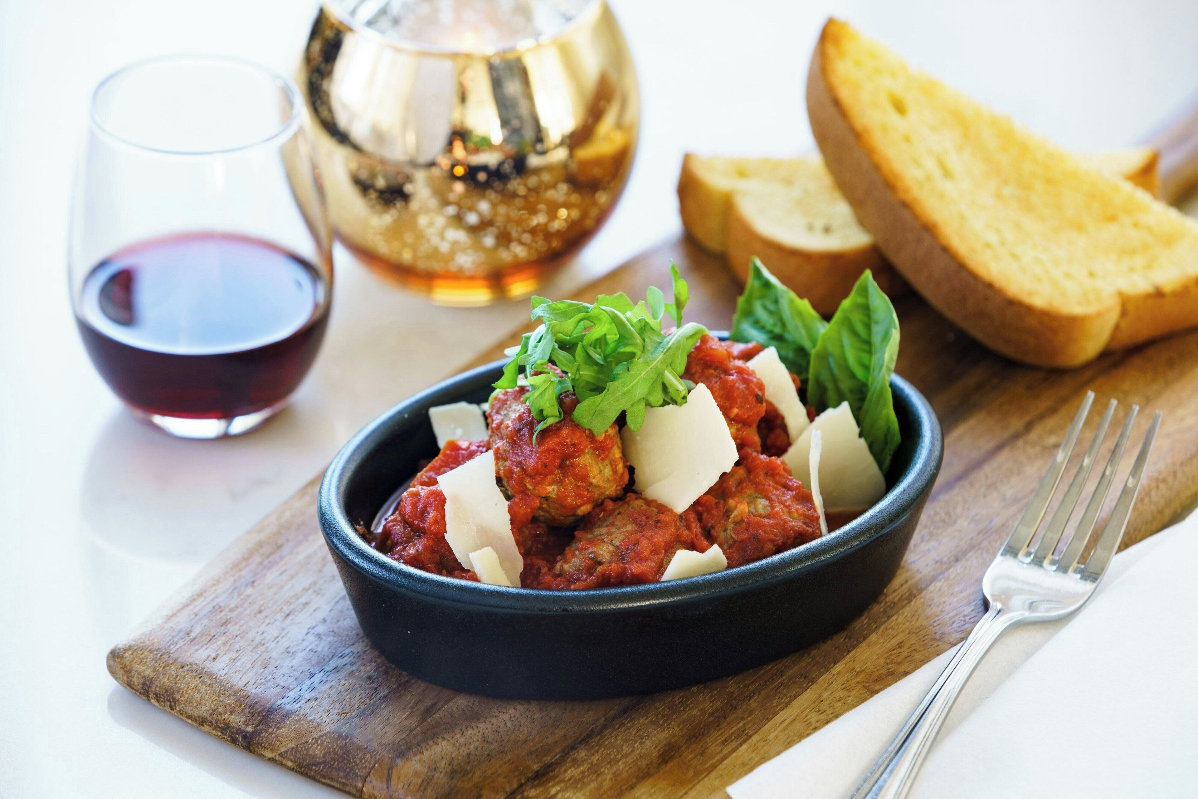 breakfast and dinner served, american cuisine