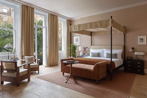 In-room safe, laptop workspace, iron/ironing board, free WiFi