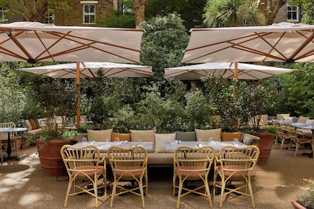 Breakfast, lunch, dinner served; British cuisine, garden views . Miiro Templeton Garden