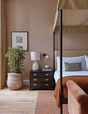 In-room safe, laptop workspace, iron/ironing board, free WiFi