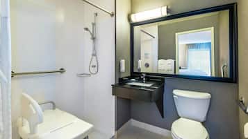 Une salle de bain moderne équipée d’une douche, de toilettes et d’un lavabo.