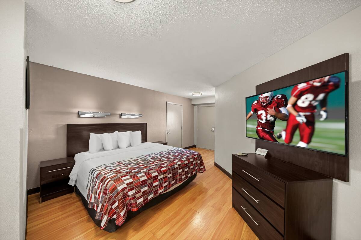 Suite, 1 Tempat Tidur King, Boleh Merokok | Meja kerja, ruang kerja ramah laptop, dan tirai kedap cahaya