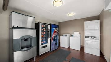 Une chambre d’hôtel équipée d’un mini-bar, d’un réfrigérateur, d’une machine à café et d’une télévision.