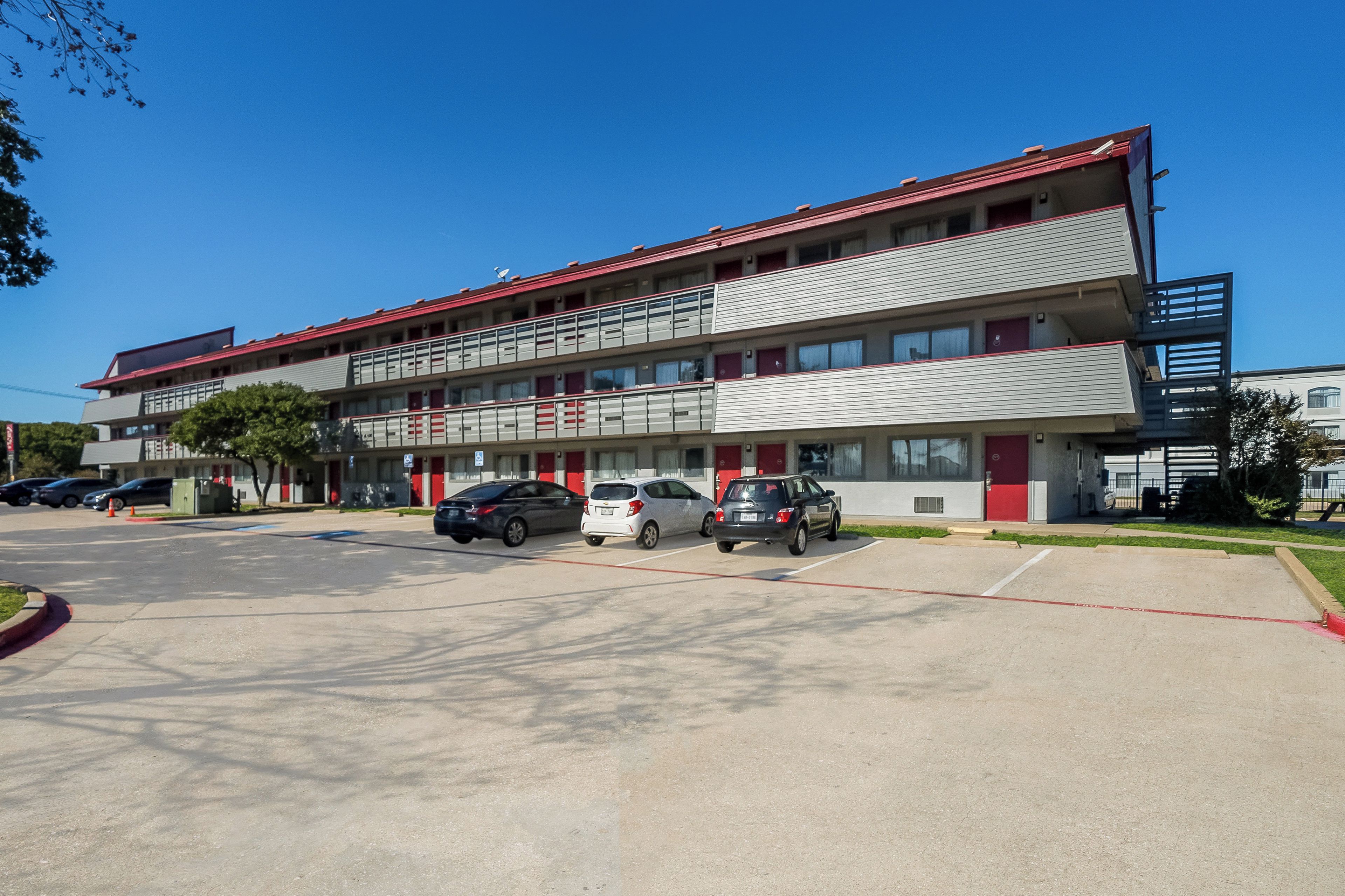 Ein mehrstöckiges Motel mit Parkplatz.