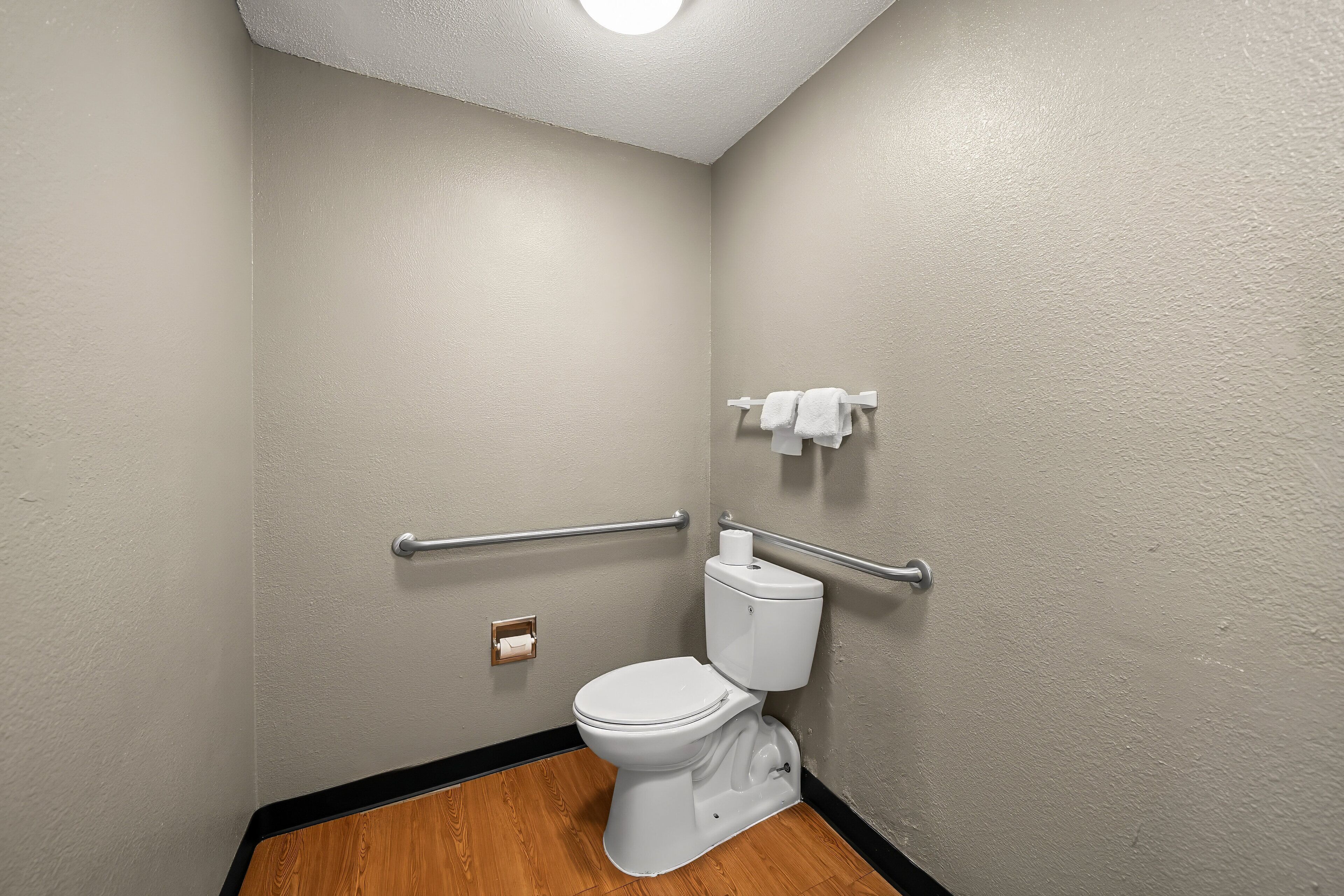 deluxe room, 1 king bed, accessible, non smoking | bathroom | combined shower/bathtub, hair dryer, towels