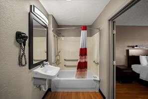 Chambre Deluxe, 1 très grand lit, accessible aux personnes à mobilité réduite, non-fumeur | Commodités de la salle de bain | Ensemble baignoire-douche, séchoir à cheveux, serviettes fournies