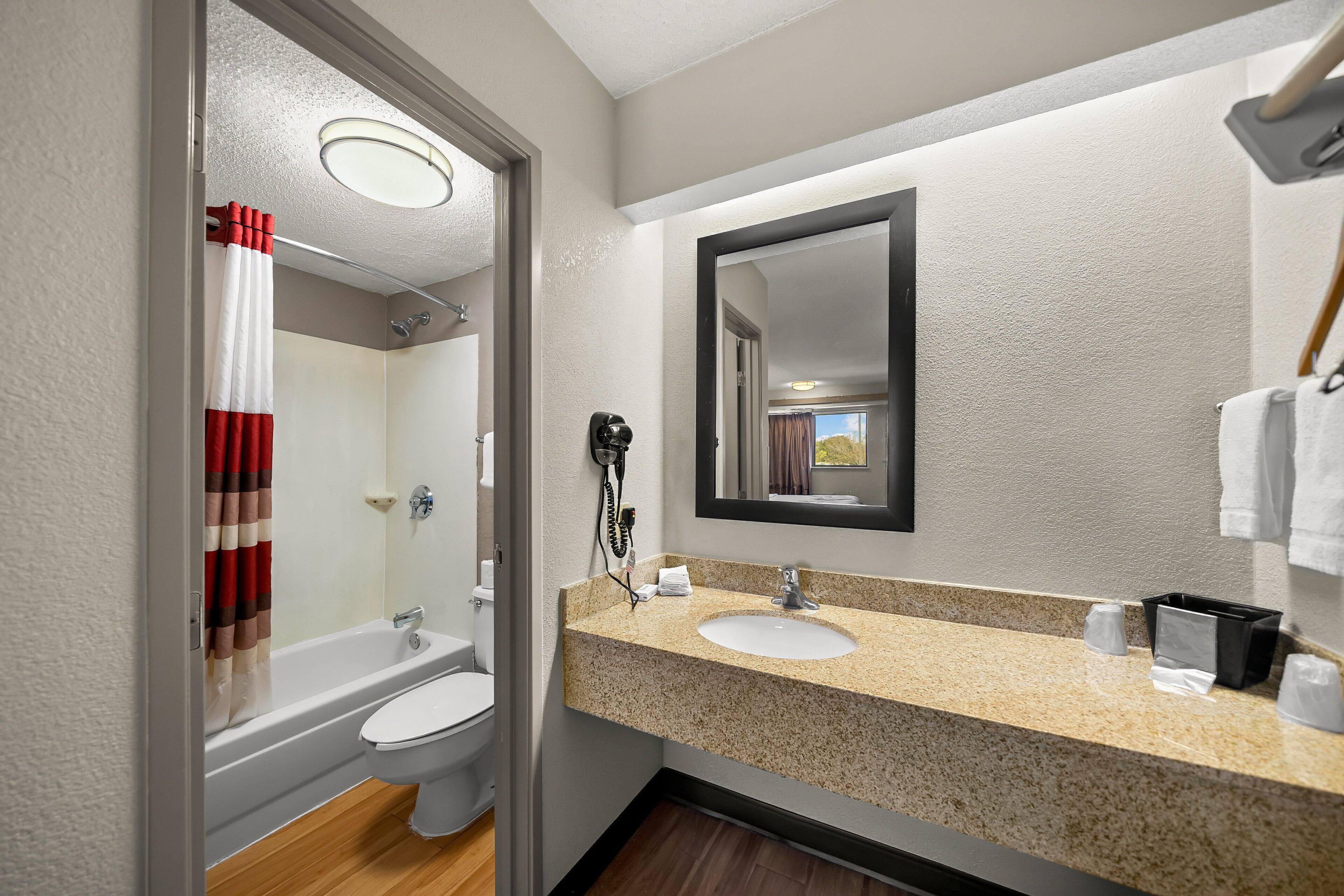 combined shower/bathtub, hair dryer, towels