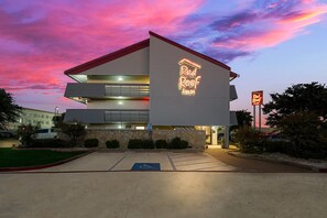 Façade de l’hébergement  – soirée/nuit