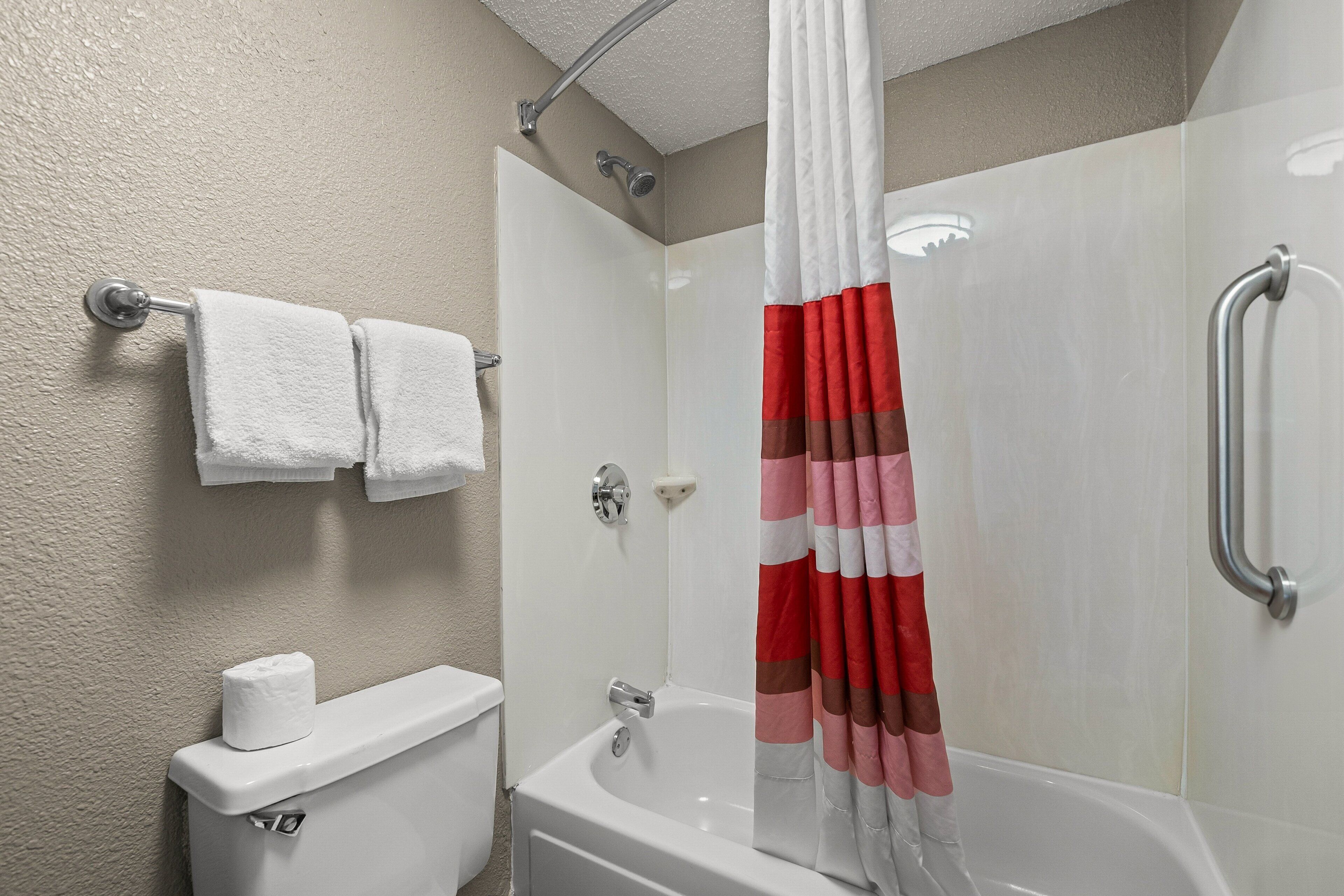 combined shower/bathtub, hair dryer, towels