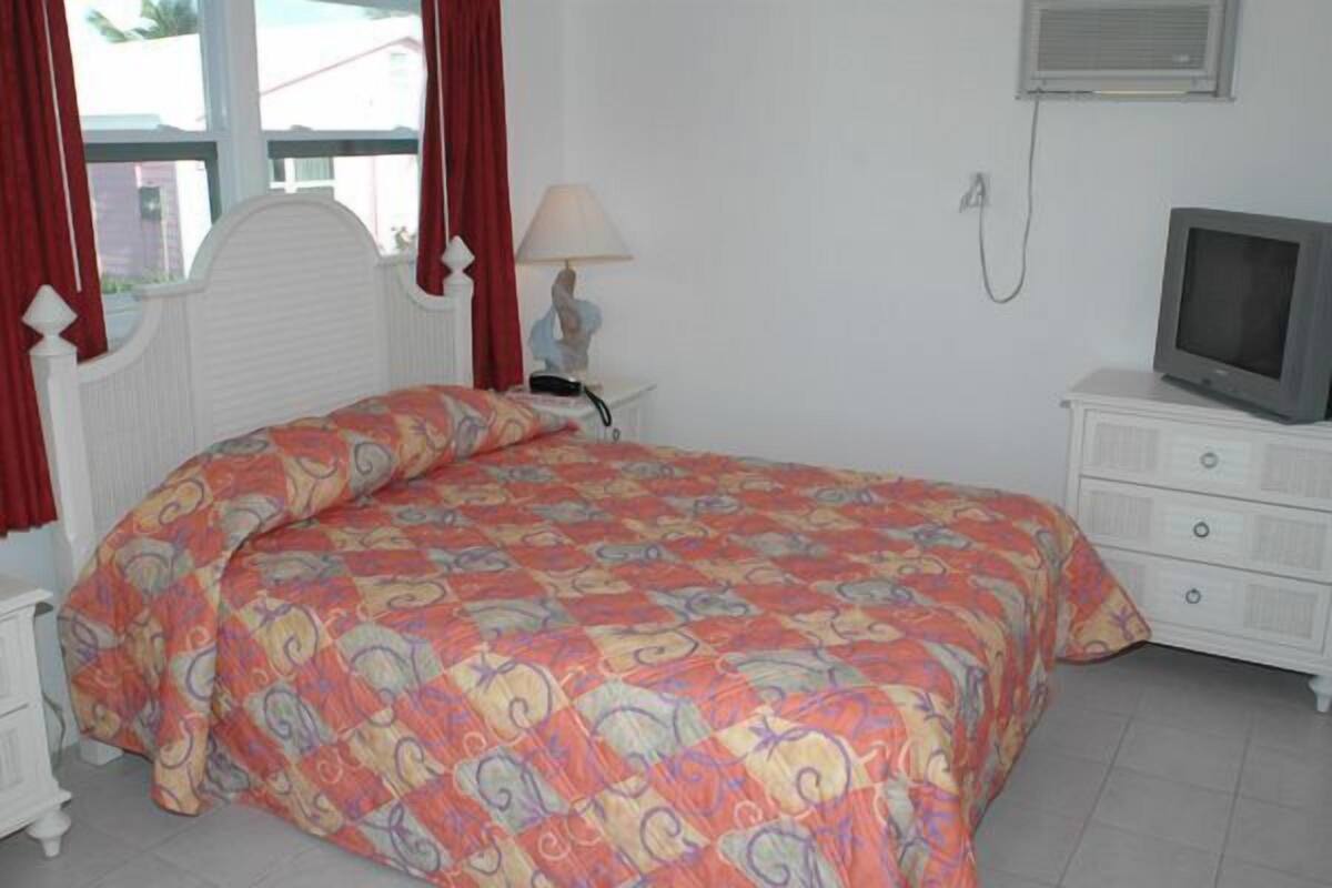 Efficiency Unit 7 | 1 bedroom, iron/ironing board, cribs (free), WiFi (free)