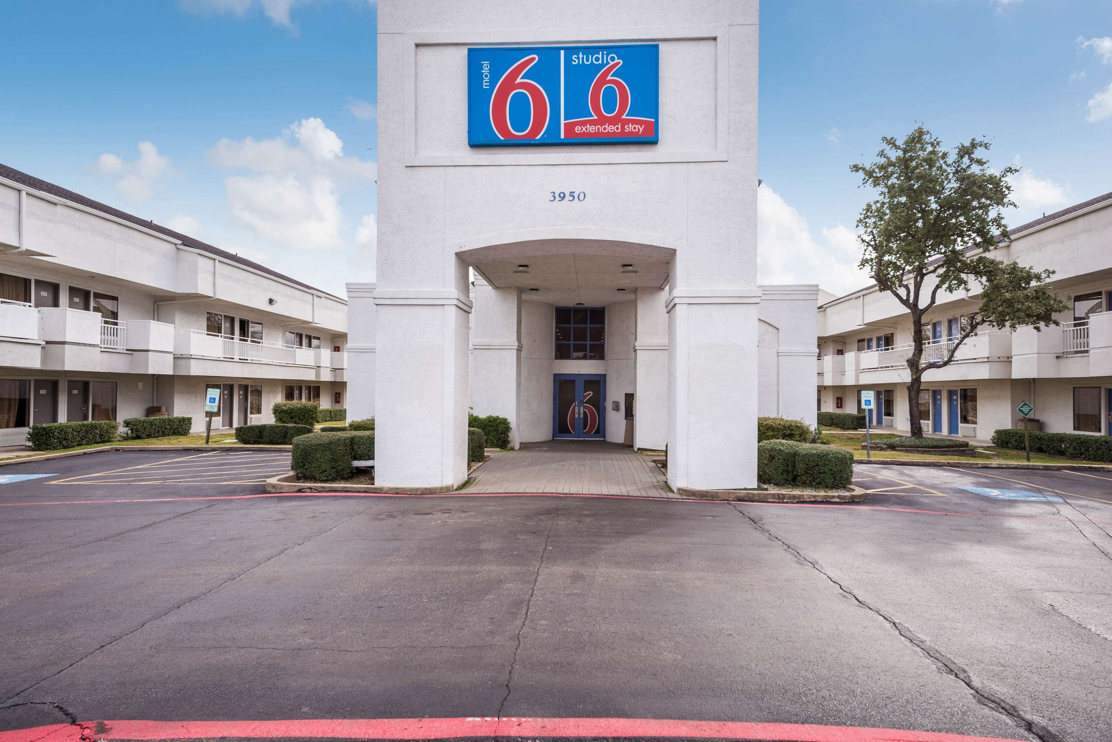 Un motel para estancias prolongadas tipo estudio, con una entrada amplia, número 3950, y un estacionamiento al frente.