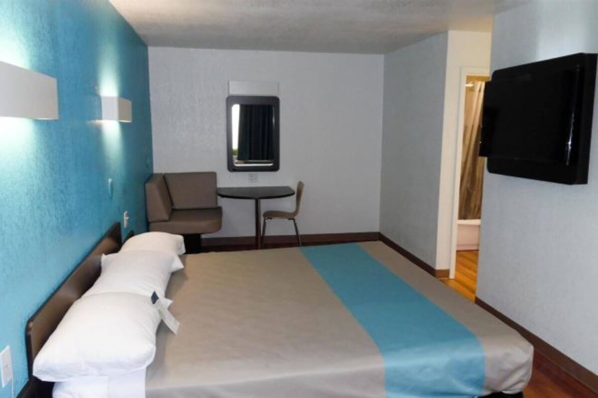 Desk, laptop workspace, WiFi (free), bed sheets