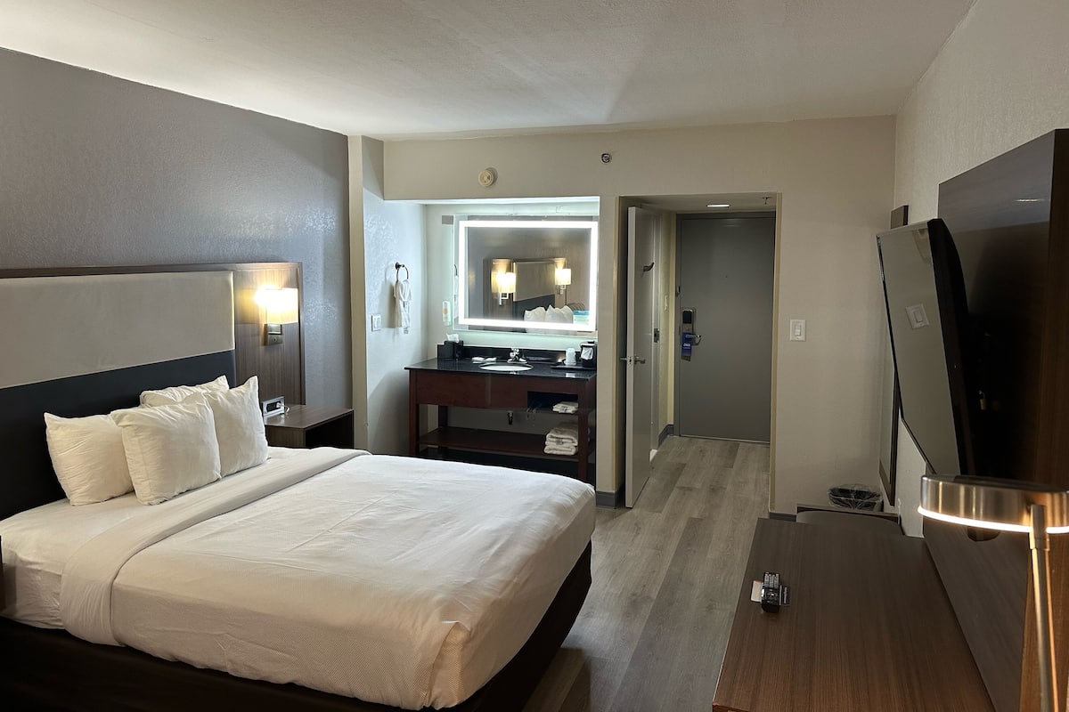 Kamar, 1 Tempat Tidur Queen, akses difabel, Bebas Asap Rokok | Meja kerja, ruang kerja ramah laptop, dan setrika/meja setrika