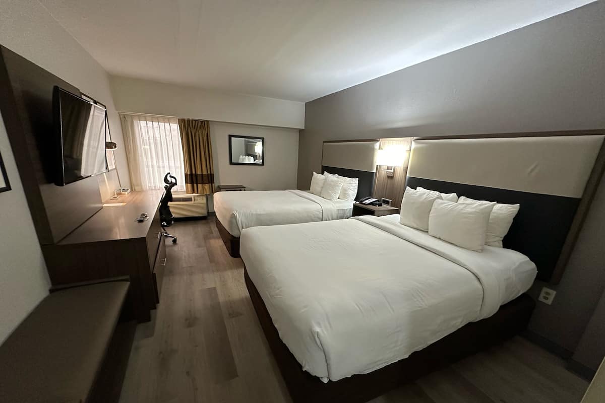 Kamar Standar, 2 Tempat Tidur Double, Bebas Asap Rokok | Meja kerja, ruang kerja ramah laptop, dan setrika/meja setrika