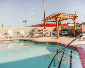 Una piscina al aire libre de temporada