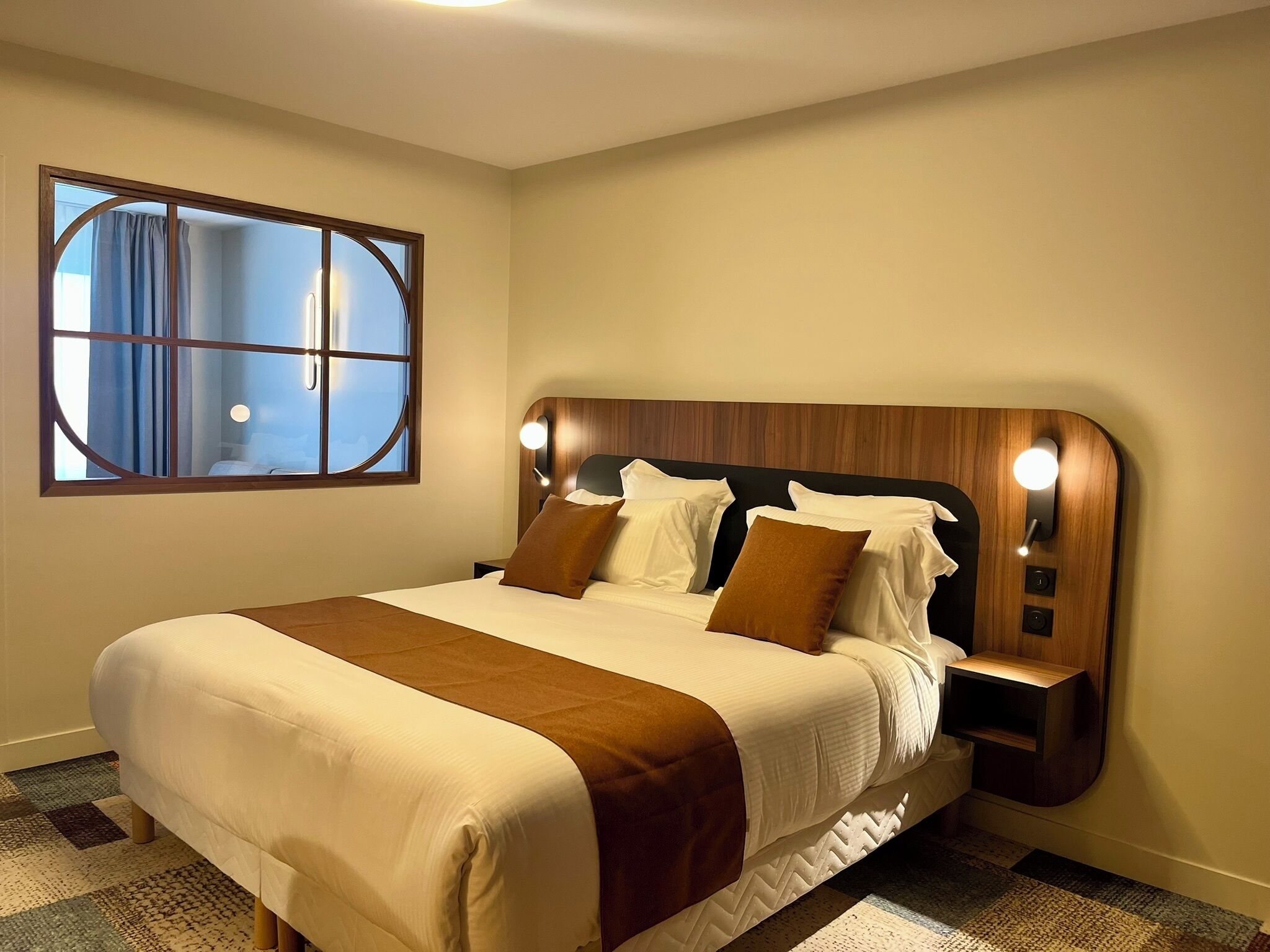 Suite | Premium bedding, pillowtop beds, desk, laptop workspace