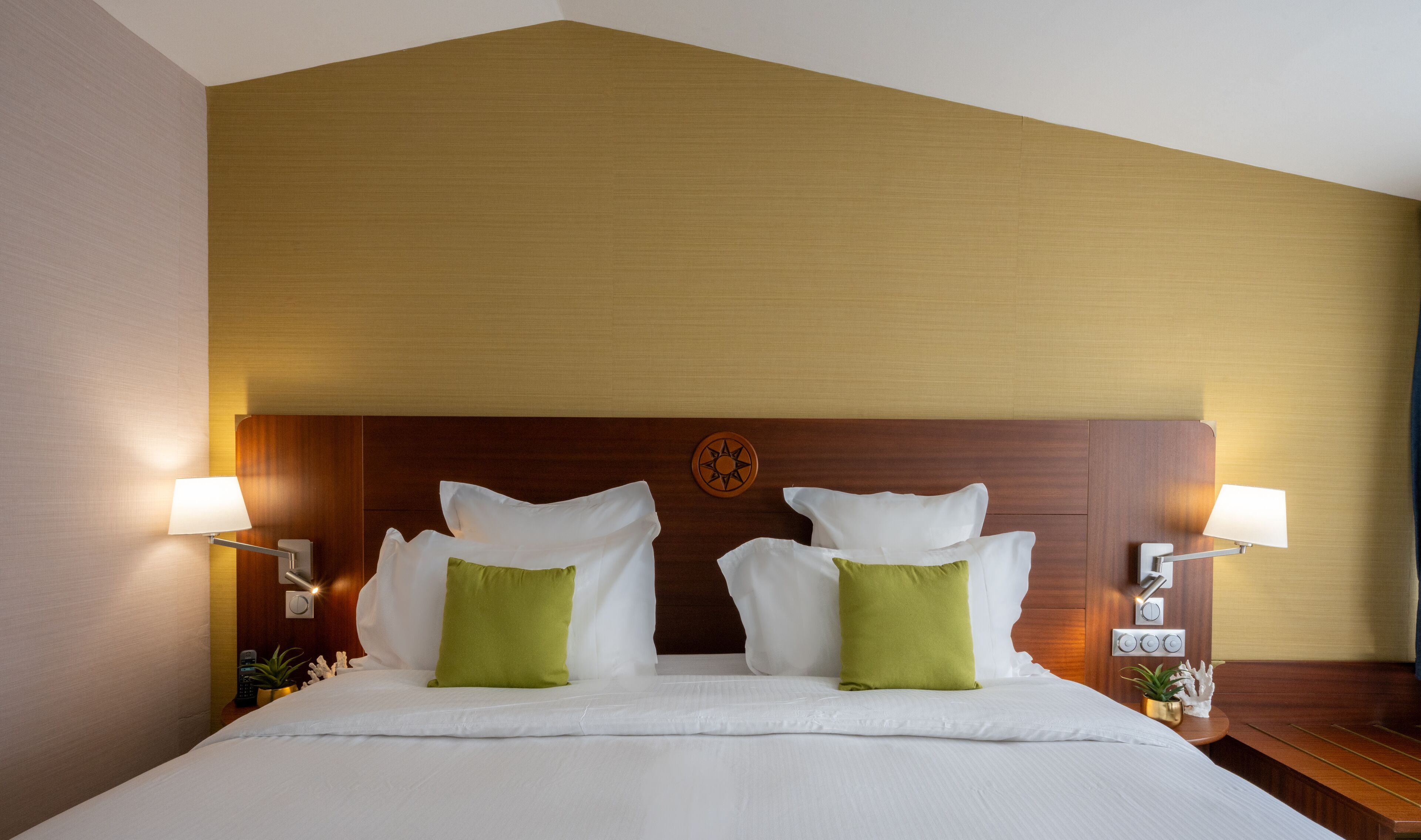 Habitación junior doble | Ropa de cama de alta calidad y colchones con acolchado adicional