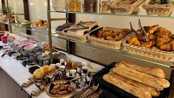 Café da manhã com buffet todos os dias (EUR 18 por pessoa)