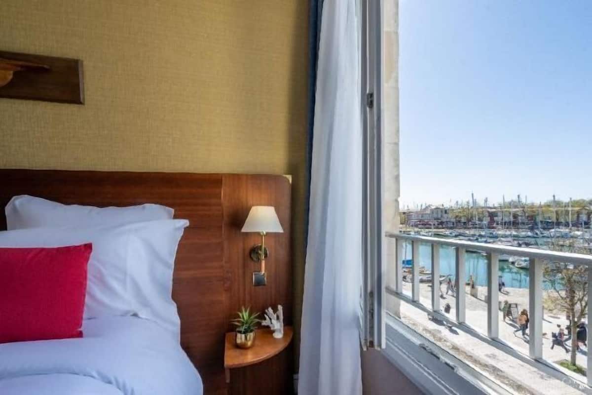 SÀngtillbehör av högsta kvalitet, bÀddmadrasser och skrivbord