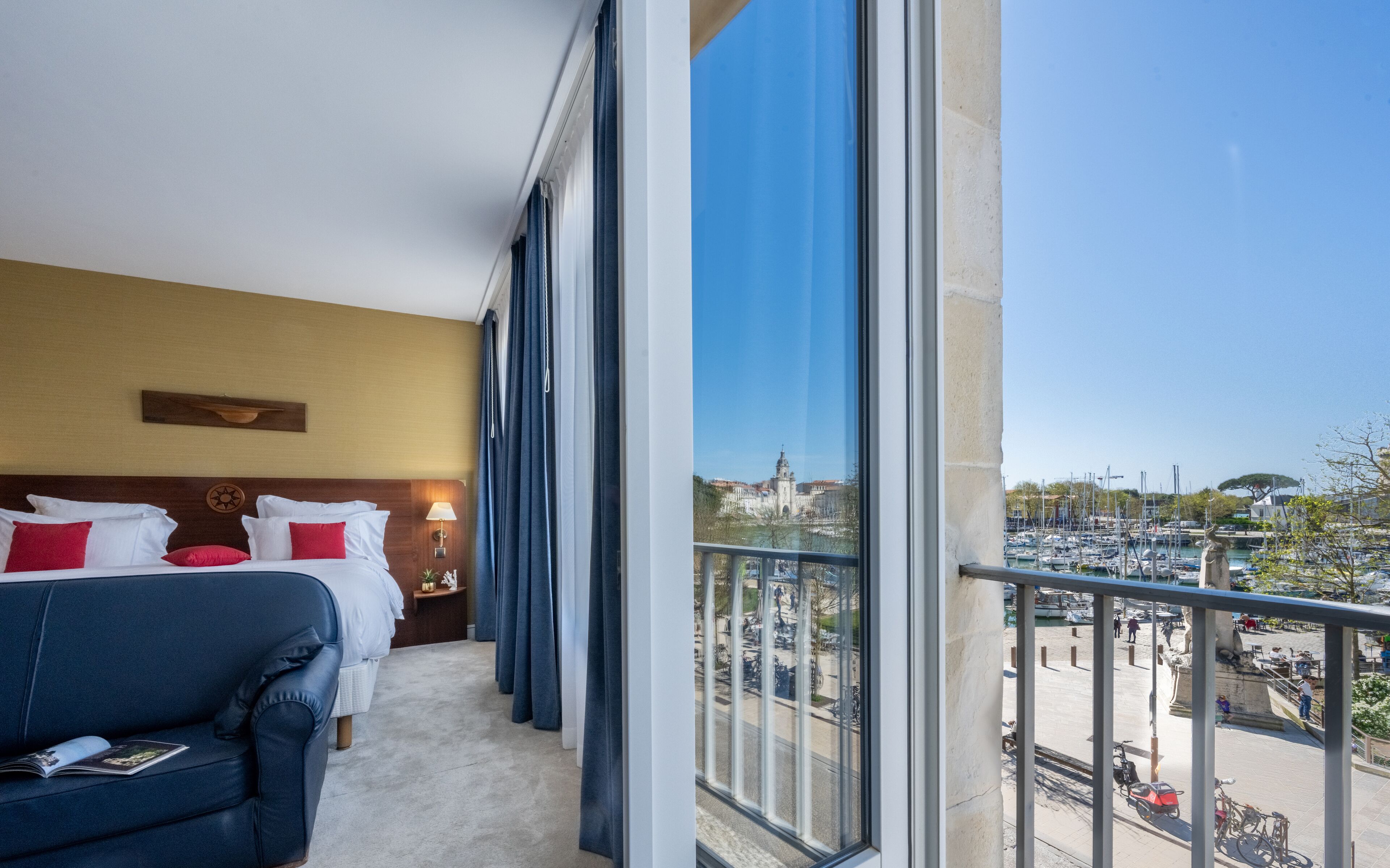 Junior tweepersoonskamer | Luxe beddengoed, pillowtop-bedden, een bureau, een laptopwerkplek