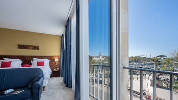 Junior tweepersoonskamer | Luxe beddengoed, pillowtop-bedden, een bureau, een laptopwerkplek