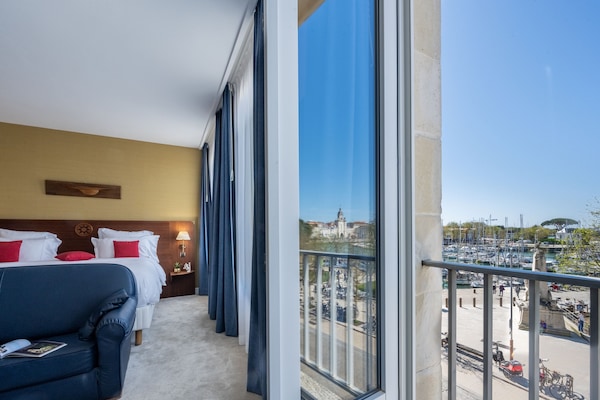 Junior tweepersoonskamer | Luxe beddengoed, pillowtop-bedden, een bureau, een laptopwerkplek