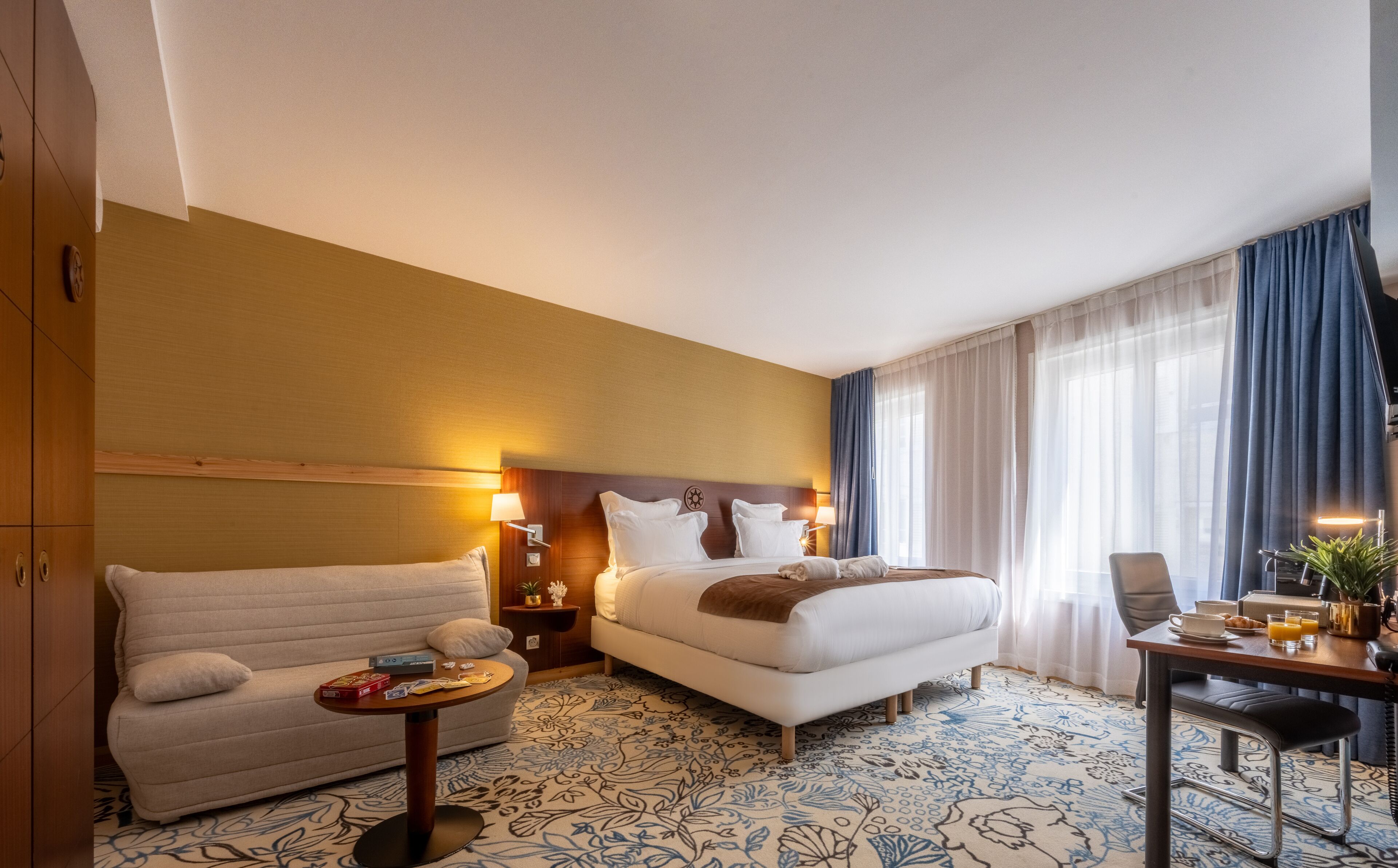 Habitación cuádruple junior | Ropa de cama de alta calidad, camas con pillow-top y escritorio 