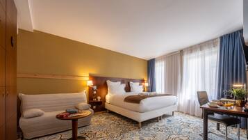 Habitación cuádruple junior | Ropa de cama de alta calidad, camas con pillow-top y escritorio