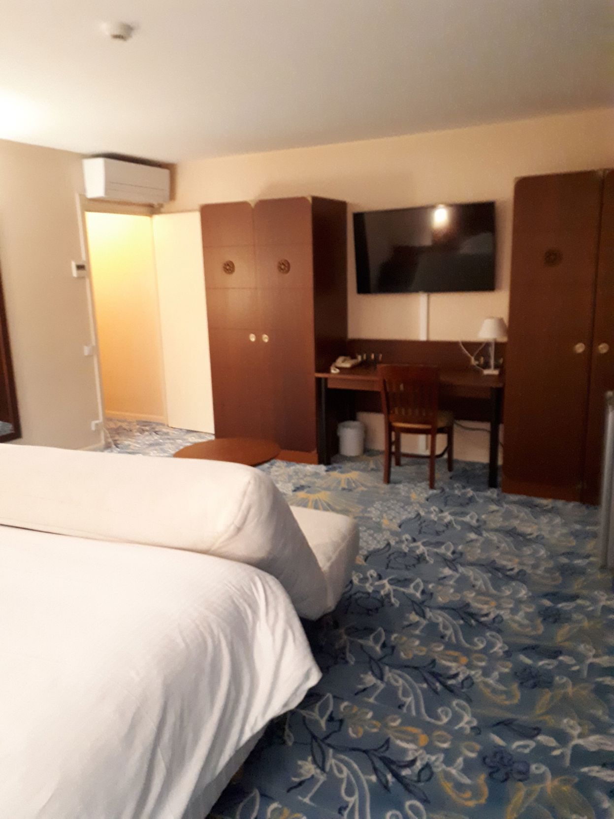 Premium bedding, pillowtop beds, desk, laptop workspace