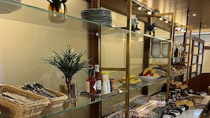 Montaje de bufé con diversos alimentos y salsas.