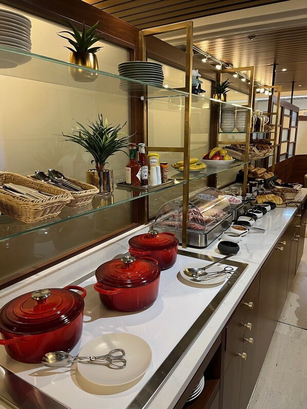 Daily buffet breakfast (EUR 18 per person) - Hôtel Le Yachtman, The Originals Collection (La Rochelle)