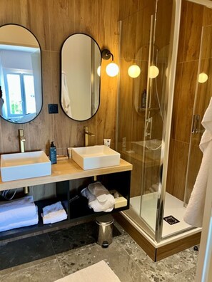 Double Junior Suite (Sea or Pool View) | Bathroom | Free toiletries, hair dryer, bidet, towels