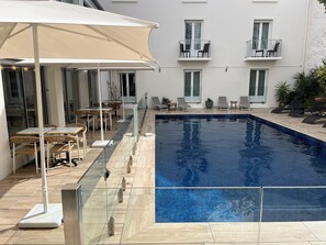 Piscine extérieure (ouverte en saison), chaises longues