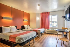 Een bureau, gratis wifi, beddengoed