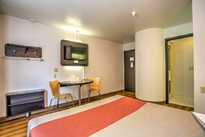 Desk, free WiFi, bed sheets - Motel 6 Bozeman, MT (Bozeman)