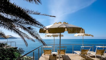 Plage privée, sable noir, chaises longues, parasols