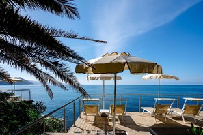 Plage privée, chaise longue, parasol, serviettes de plage