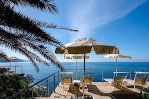 Plage privée, chaise longue, parasol, serviettes de plage