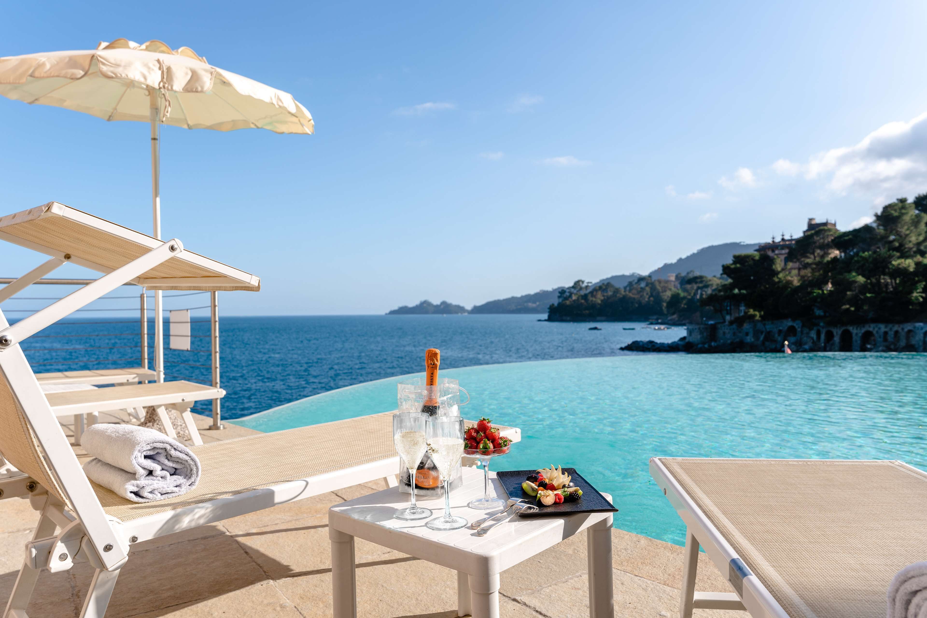 Sesongbasert utendørsbasseng, bassengparasoller og solsenger