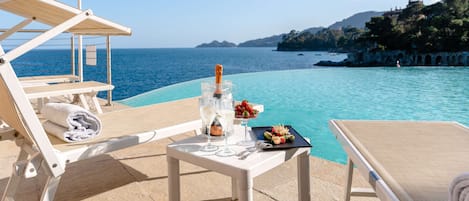 Seasonal outdoor pool, pool umbrellas, sun loungers