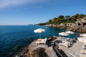 Plage privée, chaises longues, parasols, serviettes de plage