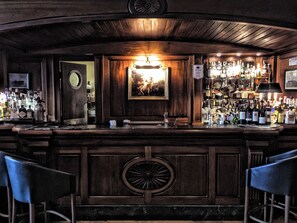 2 bars/lounges, lobby lounge
