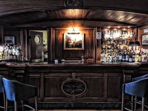 2 bars/lounges, lobby lounge