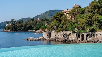 2 piscine all'aperto, ombrelloni da piscina, lettini