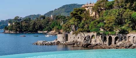 2 piscine all'aperto, ombrelloni da piscina, lettini