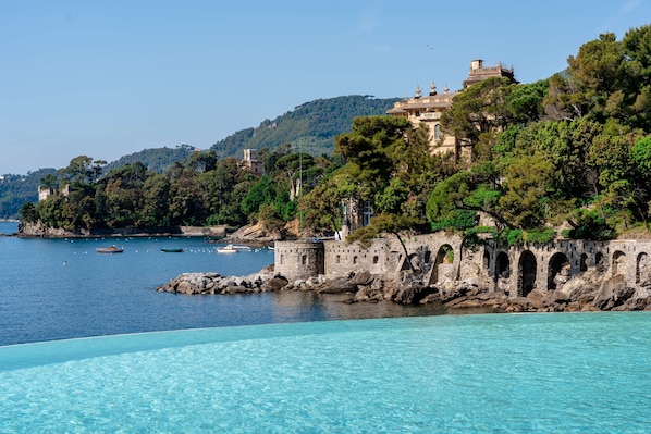 2 piscine all'aperto, ombrelloni da piscina, lettini