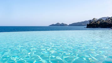 Outdoor pool, pool umbrellas, sun loungers